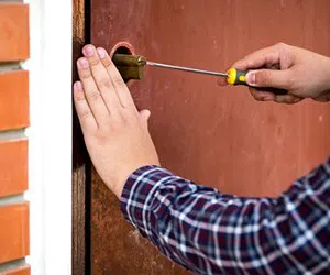 Lock Locksmith Tech Newbury, MA 978-301-6586 - garage-door-locks